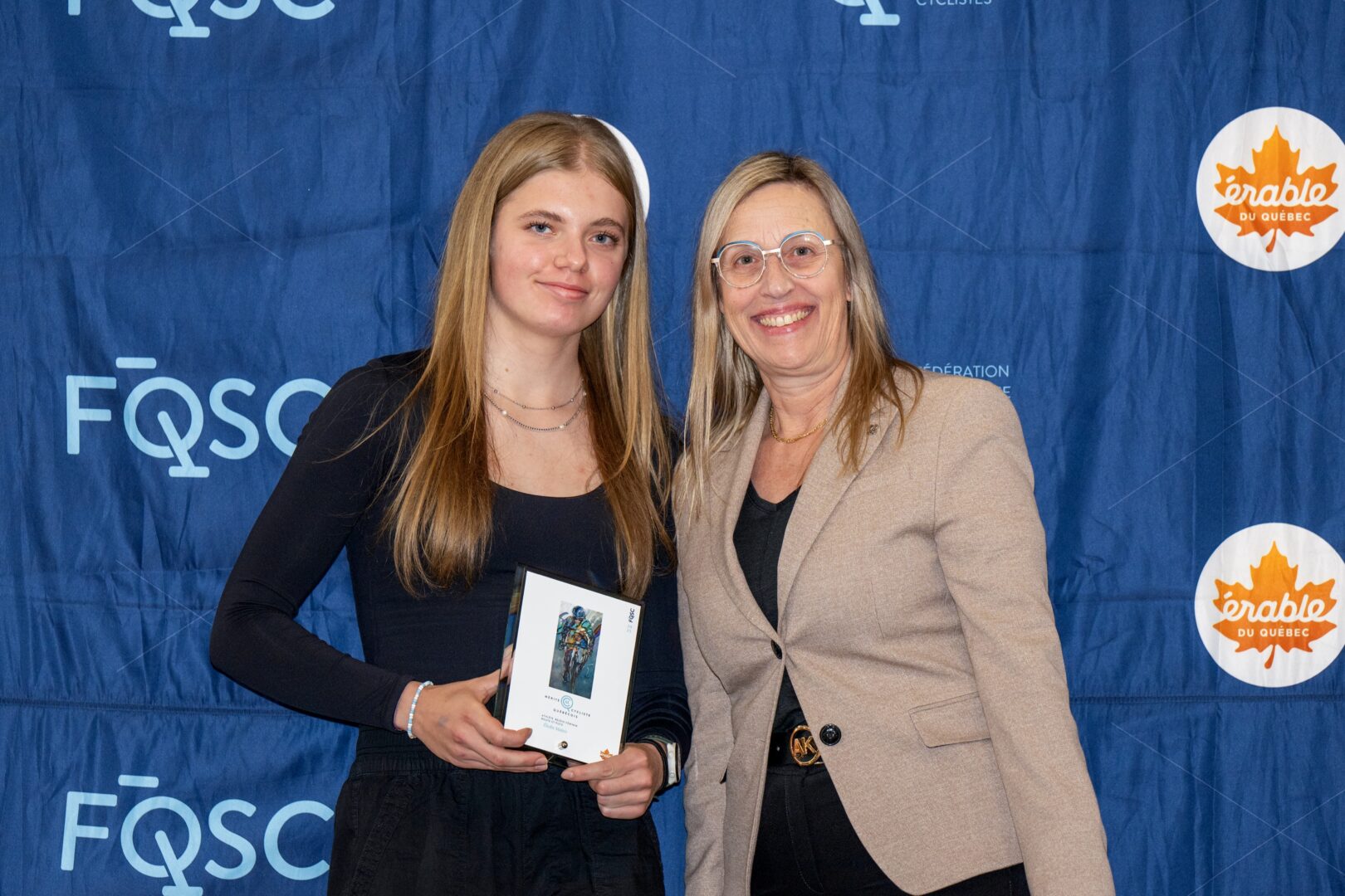 Élodie Malois (gauche) tient fièrement son prix d’Athlète Relève féminin de l’année. Photo gracieuseté