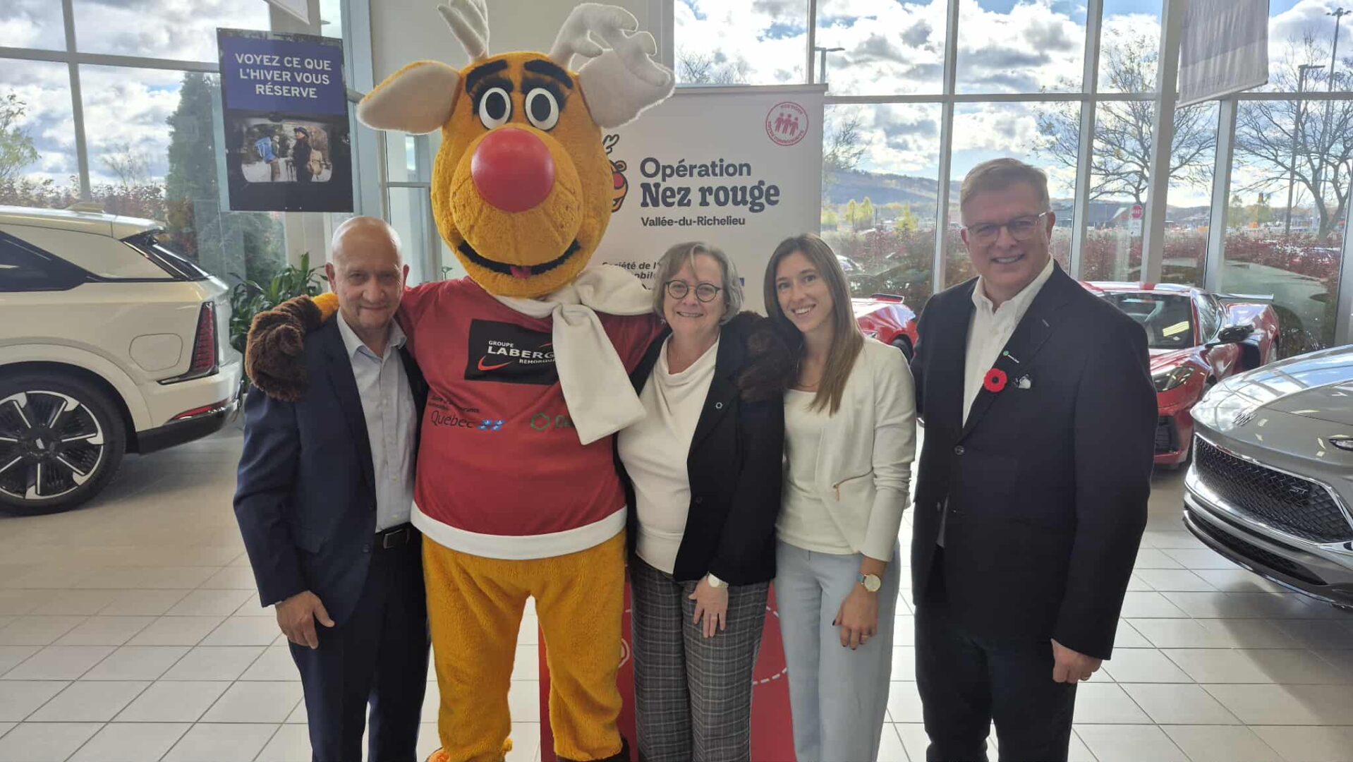 Clarence Yip, député grand chevalier, Sylvie Caron, président du CA de la Caisse Desjardins Belœil–Mont-Saint-Hilaire, Gabrielle Morin, conseillère en relations avec le milieu pour la SAAQ, et Mario Lemay, maire de Sainte-Julie. Photo Vincent Guilbault | L’Œil Régional ©